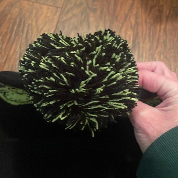 American Eagle Grinch toboggan - Picture 3 of 3